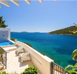 6 Bedroom Waterfront Villa with Pool in Uvala Ljubljeva near Trogir, Sleeps 12-13